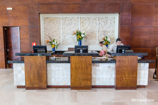 HOTEL FRONT DESK: THE QUESTION OF SITTING OR STANDING